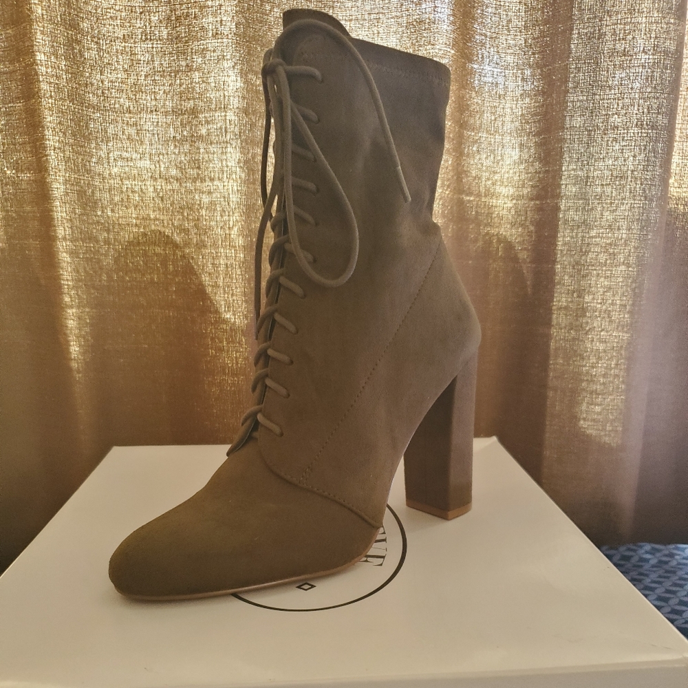 Steve madden size 6 olive lace up bootie